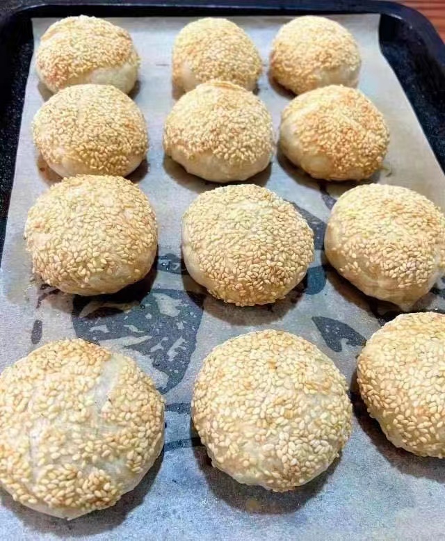 周五取货：【鲜肉萝卜丝酥】一盒300克，6个，外皮酥到掉渣，萝卜丝咸香诱人，满口芝麻香气！