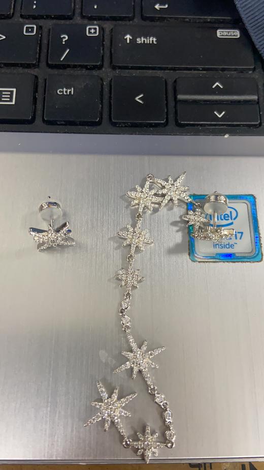 AE11523OX-1 apm MONACO 新款不对称流星耳钉女 气质时尚长款六芒星耳环设计感时尚银耳坠（宽高1*12.8cm） 商品图3