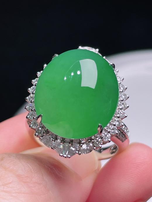 497147 冰阳绿蛋面戒指/吊坠两用款  细腻精美，高端大气，一款两用，实用性高 裸石尺寸：17.5/15/16.5mm（含金厚） 整体尺寸：23/18.6/16.5mm 超值价💰44000 商品图2