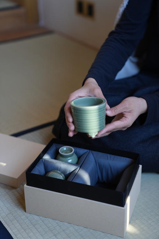 手工龙泉窑 炉瓶三事 （梅子青奁炉  梅子青梅花香盒 梅子清香箸瓶） 商品图4