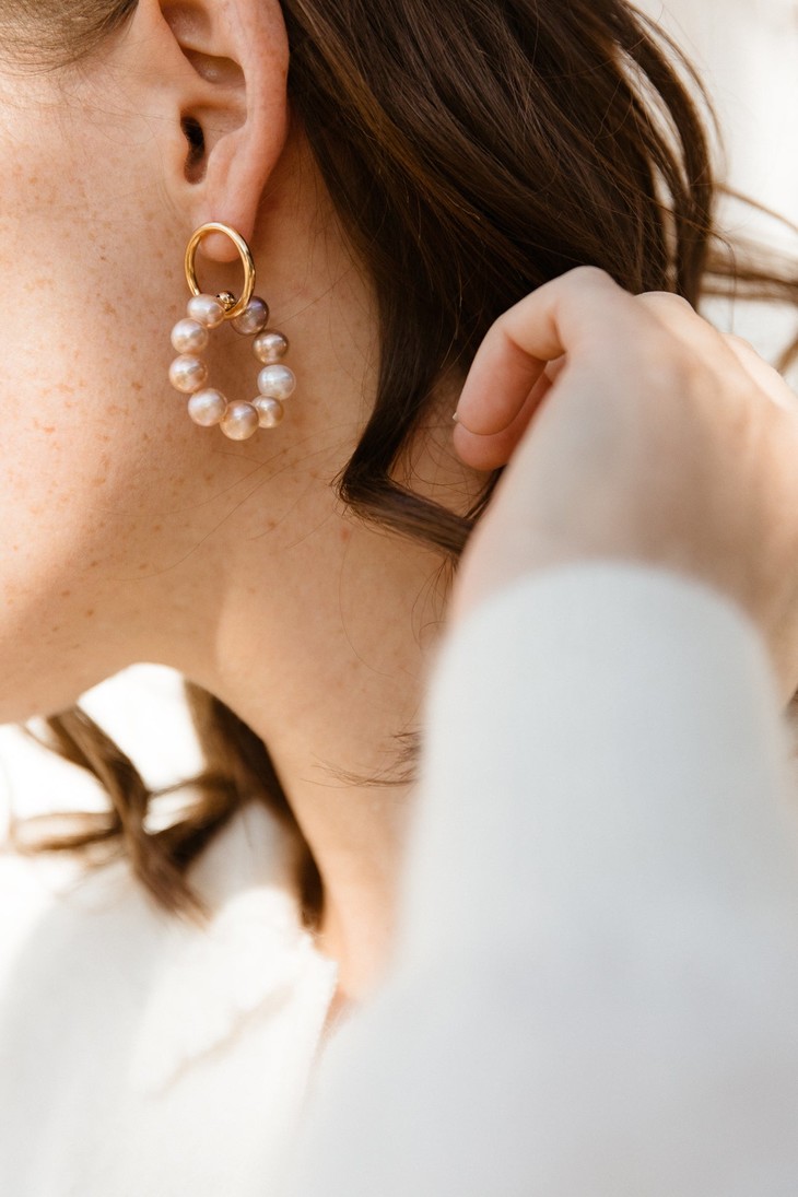 Boucles-Angie-portees-6_6680d4f5-0164-44f6-8528-3eb325cb9b2d_1296x.jpg (1296×1944)