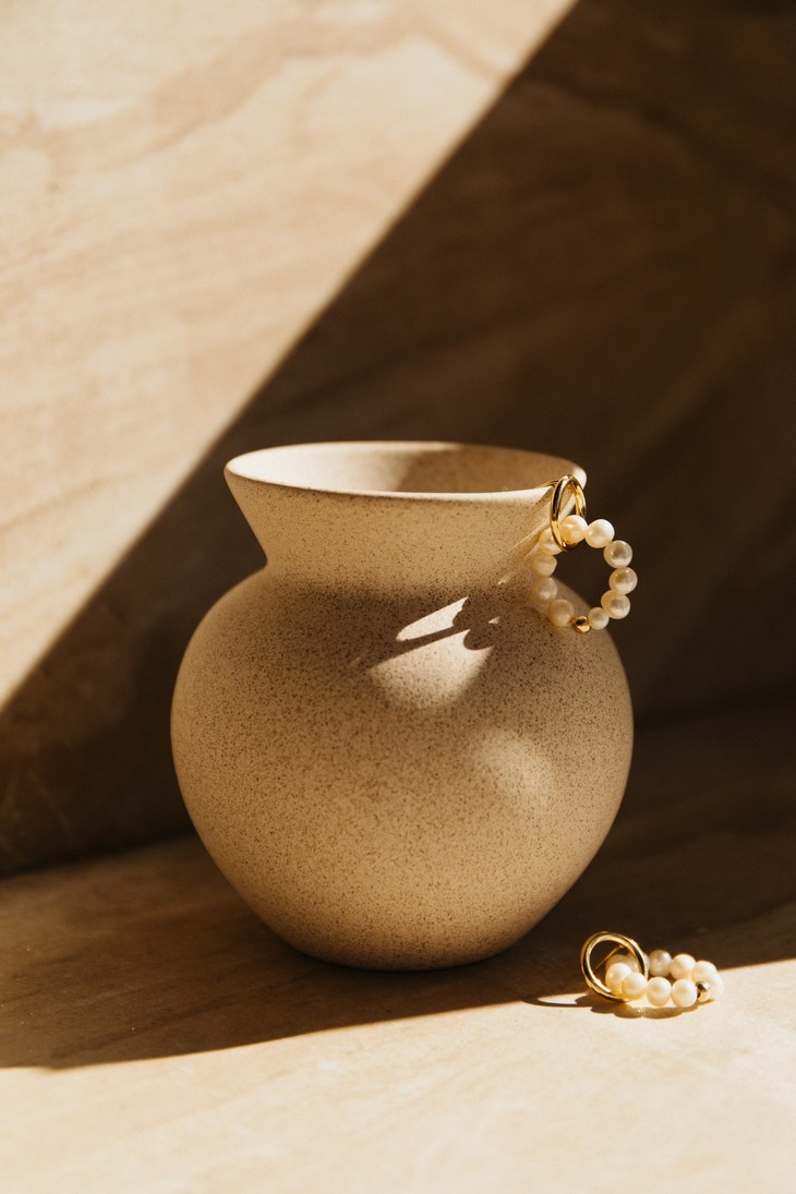 Boucles-Angie-pm-blanc-ambiance-3_eea3dfeb-4b6d-4f92-ba3e-904a3aca4482_1296x.jpg (1296×1944)