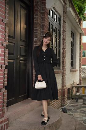 烦恼穿什么的时候，选择小黑裙就对了