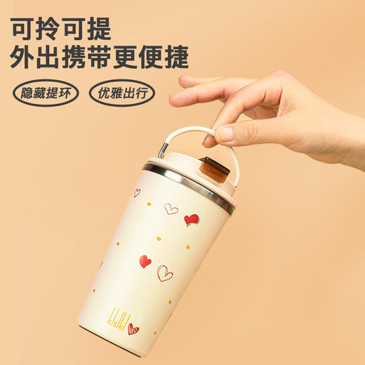 【便携水杯 | 喜式精瓷陶瓷内胆手提咖啡杯400ml】自带提手携带很轻松，内胆是304不锈钢喷陶瓷，不粘图层密封防漏，长效锁温锁鲜、冷饮热饮随心泡，翻盖杯盖可直接饮用，底部杯垫有硅胶 商品图1