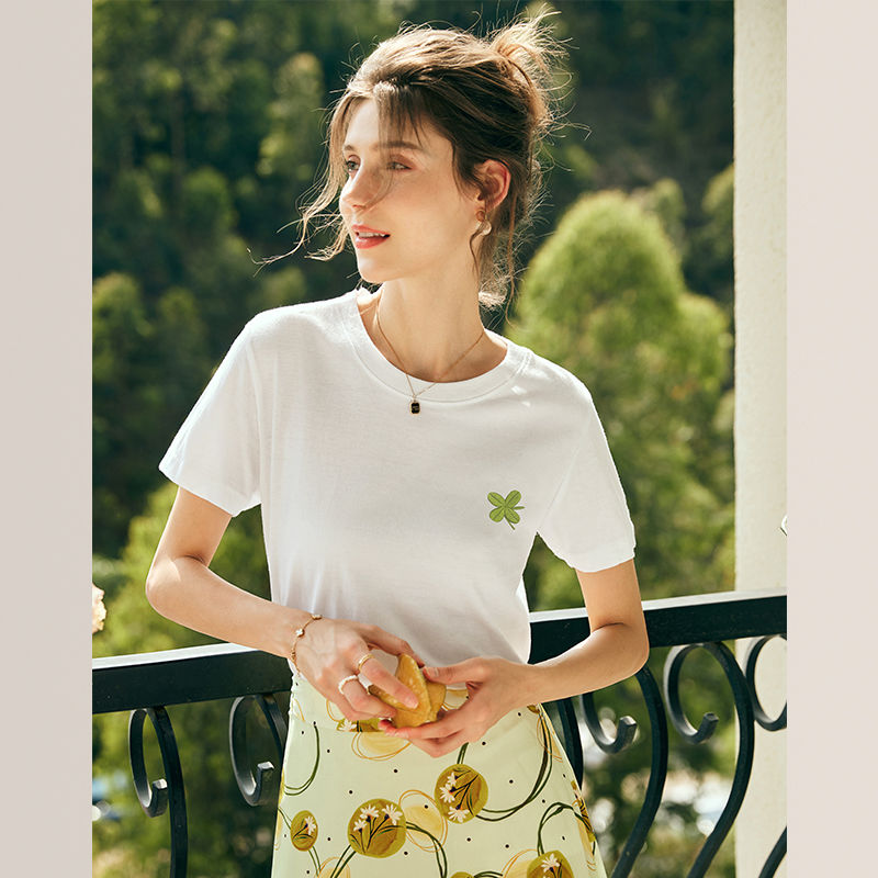 OLrain欧芮儿法式白色短袖T恤女夏季2023新款四叶草刺绣正肩上衣