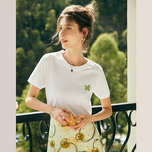 OLrain欧芮儿法式白色短袖T恤女夏季2023新款四叶草刺绣正肩上衣 商品图0