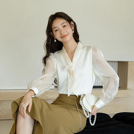 【铂金会员165/天猫229/差价64】(13111)2023新款春秋白色珠光缎面V领长袖气质漂亮职业雪纺衫上衣女衬衫 商品图4