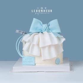 蓝色蝴蝶结裙摆 · 奶油霜蛋糕