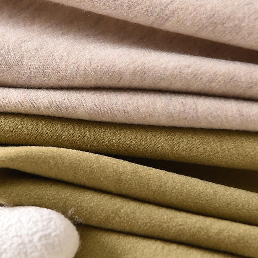 【柔软舒适 透气性好】蚕丝山羊绒，天然保暖；中小童专属，温暖呵护；套装设计，一次购齐；男女通用，时尚百搭；睡衣打底，舒适无负担。 商品图2