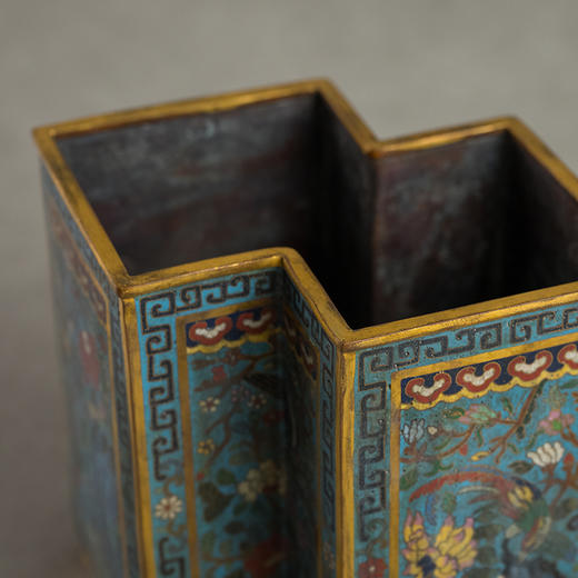 清 铜胎掐丝珐琅吉祥富贵方胜形笔筒 商品图2