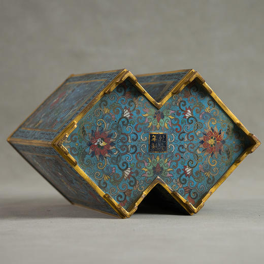 清 铜胎掐丝珐琅吉祥富贵方胜形笔筒 商品图3