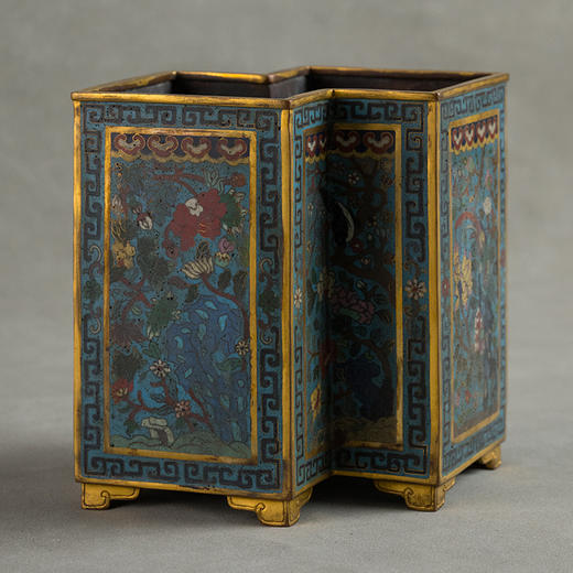 清 铜胎掐丝珐琅吉祥富贵方胜形笔筒 商品图4