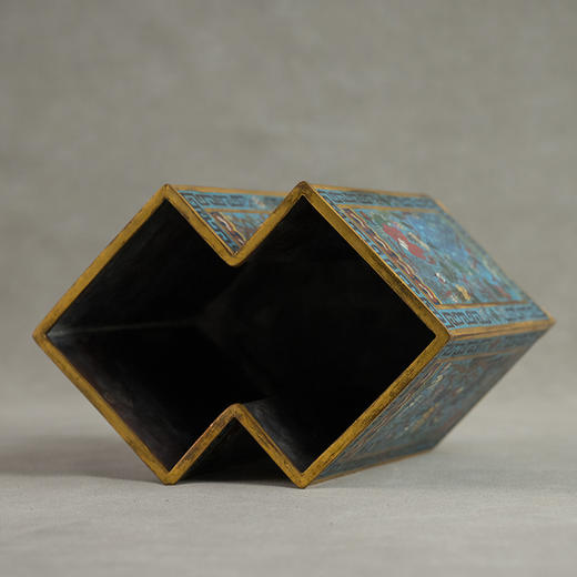 清 铜胎掐丝珐琅吉祥富贵方胜形笔筒 商品图1