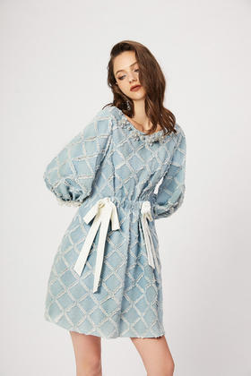 浅蓝菱形牛仔领口水晶花钉珠腰间系带连衣裙