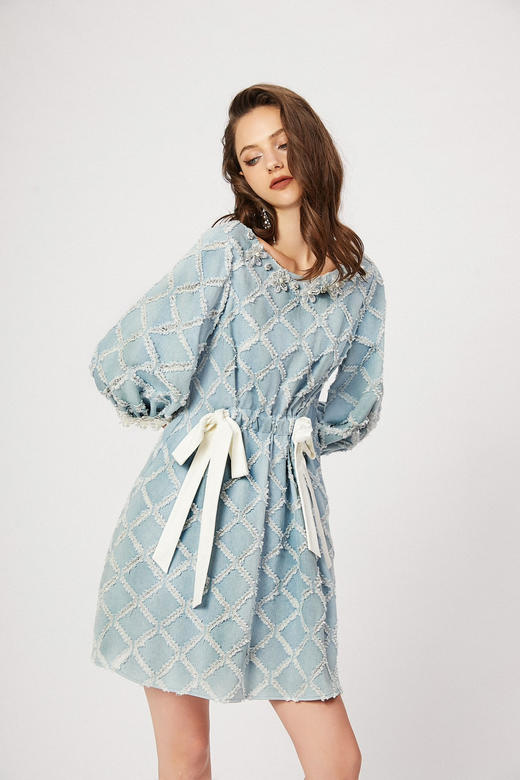 浅蓝菱形牛仔领口水晶花钉珠腰间系带连衣裙 商品图0