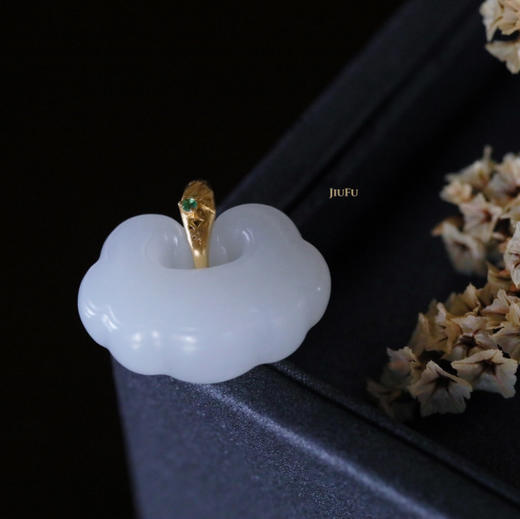 18K黄金和田玉（白玉）镶钻吊坠--如意锁 商品图1