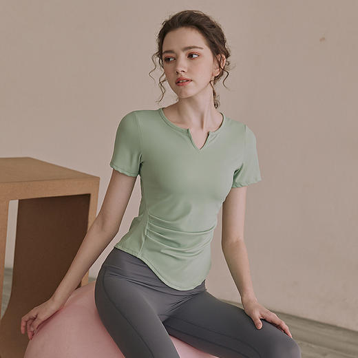 【夏季薄款，显瘦紧身上衣】炎炎夏日，网红速干T恤助你一路清爽！运动短袖个性十足，小V领设计时尚大方。轻盈薄款，紧身显瘦，让你在瑜伽、跑步等运动中自由舒适！ 商品图0