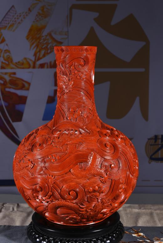 珊瑚红九五至尊雕刻天球瓶 商品图0