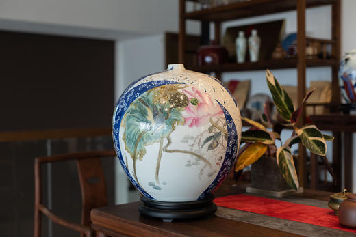 青花斗彩鸟语花香聚福瓶 商品图0