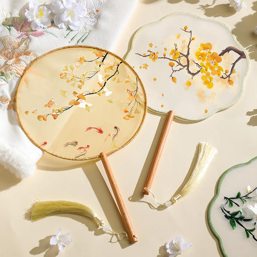 【团扇在手，古风飘逸】一片轻纱，半透明如梦，唯美如诗。手扶长柄，舞动间仿佛穿越时空，回到古代的乐章。不论汉服旗袍还是古装小圆扇，都能为你带来一份优雅与韵味！ 商品图1