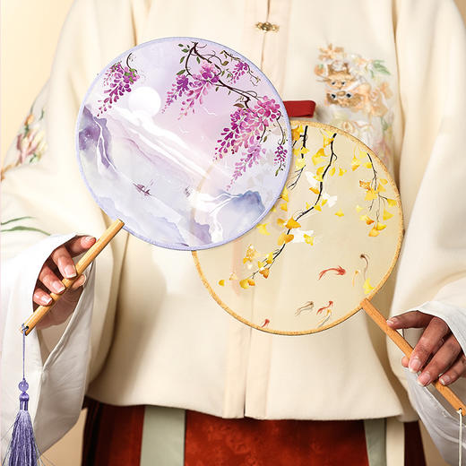 【团扇在手，古风飘逸】一片轻纱，半透明如梦，唯美如诗。手扶长柄，舞动间仿佛穿越时空，回到古代的乐章。不论汉服旗袍还是古装小圆扇，都能为你带来一份优雅与韵味！ 商品图0