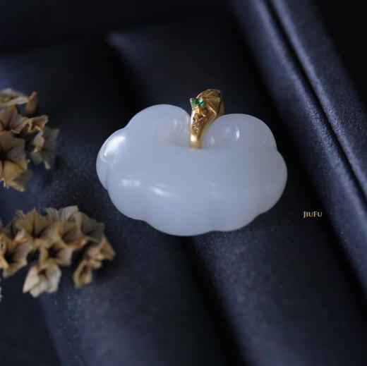 18K黄金和田玉（白玉）镶钻吊坠--如意锁 商品图2