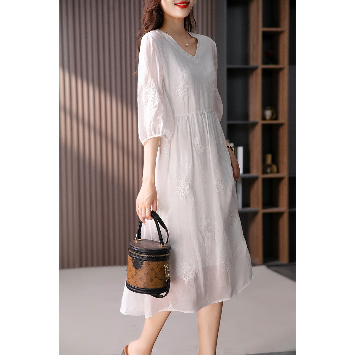 89205原形V领刺绣苎麻连衣裙女夏2024新款设计感灯笼袖绣花显瘦长裙子