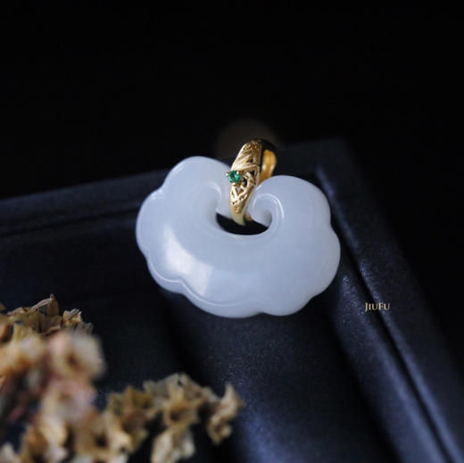 18K黄金和田玉（白玉）镶钻吊坠--如意锁 商品图0