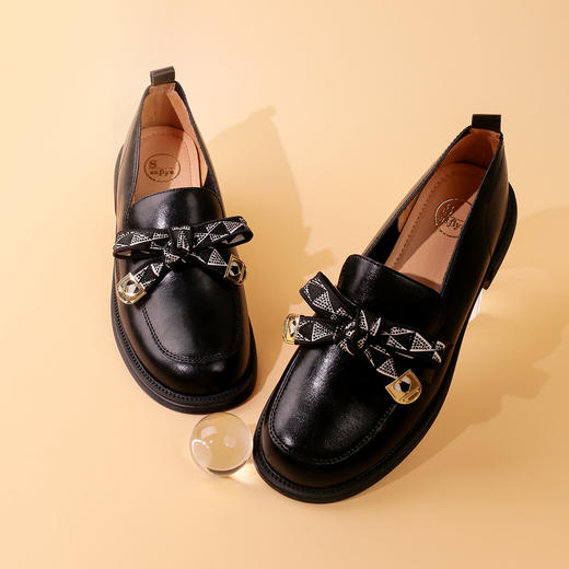 Safiya/索菲娅2023秋季新品 英伦风软底一脚蹬蝴蝶结休闲小皮鞋深口鞋 SF33112038 商品图0