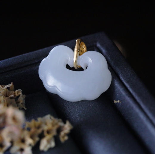 18K黄金和田玉（白玉）镶钻吊坠--如意锁 商品图3