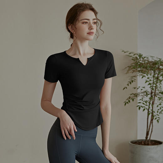 【夏季薄款，显瘦紧身上衣】炎炎夏日，网红速干T恤助你一路清爽！运动短袖个性十足，小V领设计时尚大方。轻盈薄款，紧身显瘦，让你在瑜伽、跑步等运动中自由舒适！ 商品图3