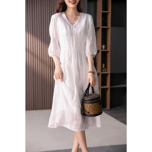 89205原形V领刺绣苎麻连衣裙女夏2024新款设计感灯笼袖绣花显瘦长裙子 商品图1