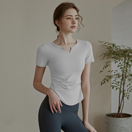 【夏季薄款，显瘦紧身上衣】炎炎夏日，网红速干T恤助你一路清爽！运动短袖个性十足，小V领设计时尚大方。轻盈薄款，紧身显瘦，让你在瑜伽、跑步等运动中自由舒适！ 商品图2
