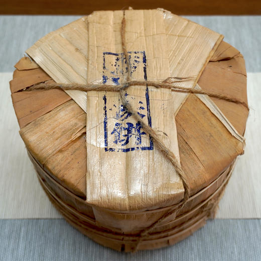 2006年中茶大蓝印铁饼8111普洱茶老生茶 舒服烟香批次 好回甘干仓真品 商品图3