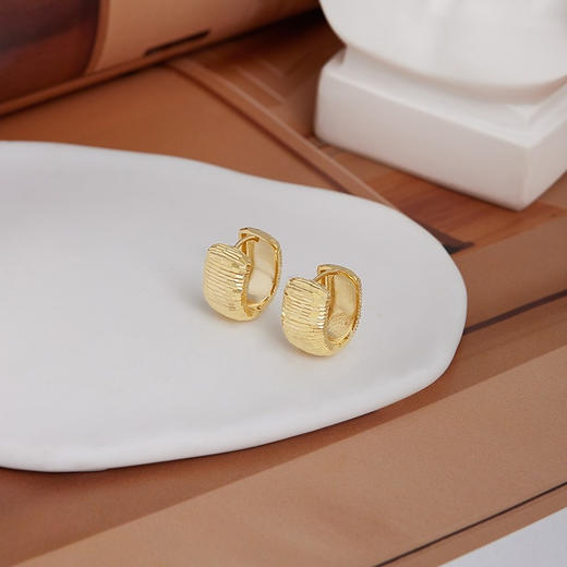 Oflye潮流饰品 欧美金色简约百搭拉丝压纹金属耳扣U型耳扣冷淡风耳环 商品图3