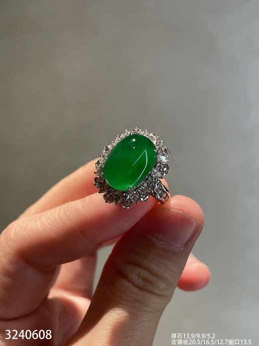 3240608，冰艳绿蛋面戒指。具体价格微信咨询 商品图0