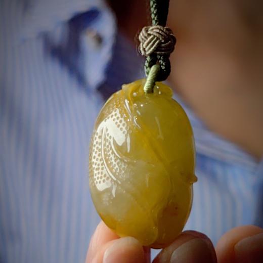 翡翠鸡油黄【轻舞】项坠 商品图0