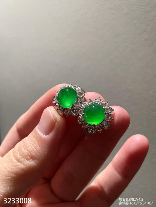 3233008，玻璃阳艳绿蛋面耳钉。具体价格微信咨询 商品图2