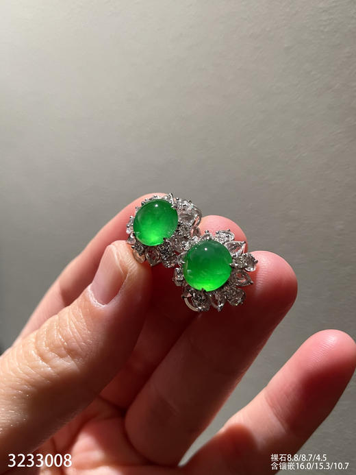 3233008，玻璃阳艳绿蛋面耳钉。具体价格微信咨询 商品图0