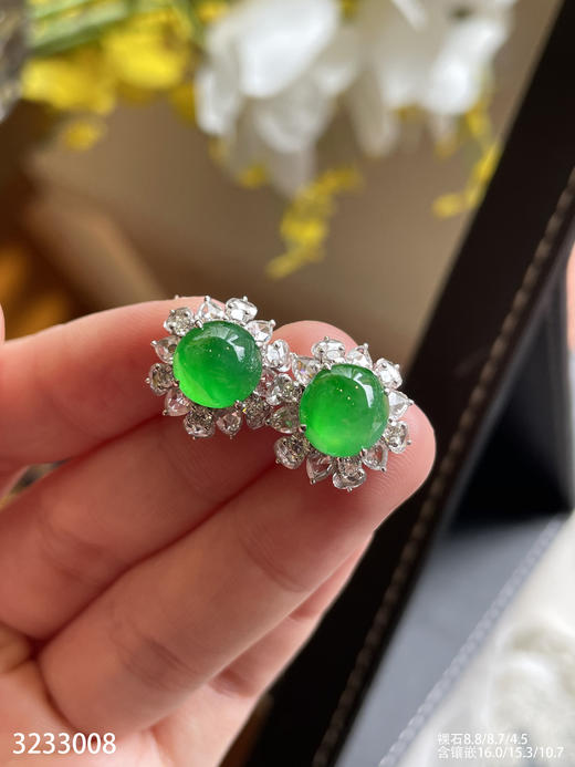 3233008，玻璃阳艳绿蛋面耳钉。具体价格微信咨询 商品图5