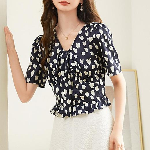 百姿 短款小众爱心小衫2023夏季新款短袖雪纺印花衬衫女231178 商品图0