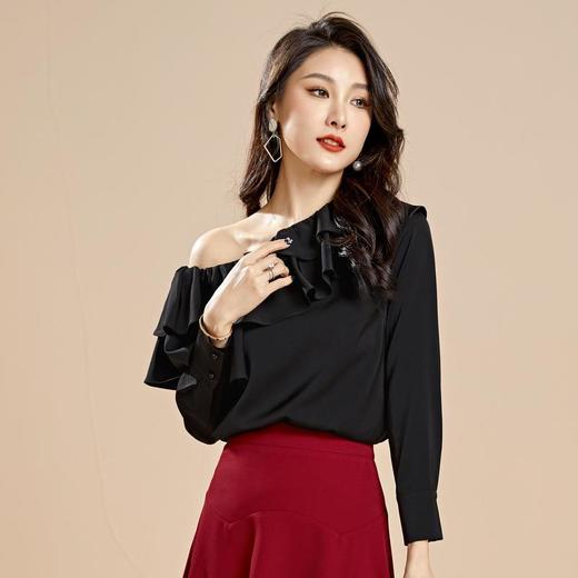 百姿 秋季新款韩版女装气质修身时尚斜边露肩雪纺衫女长袖92037 商品图1