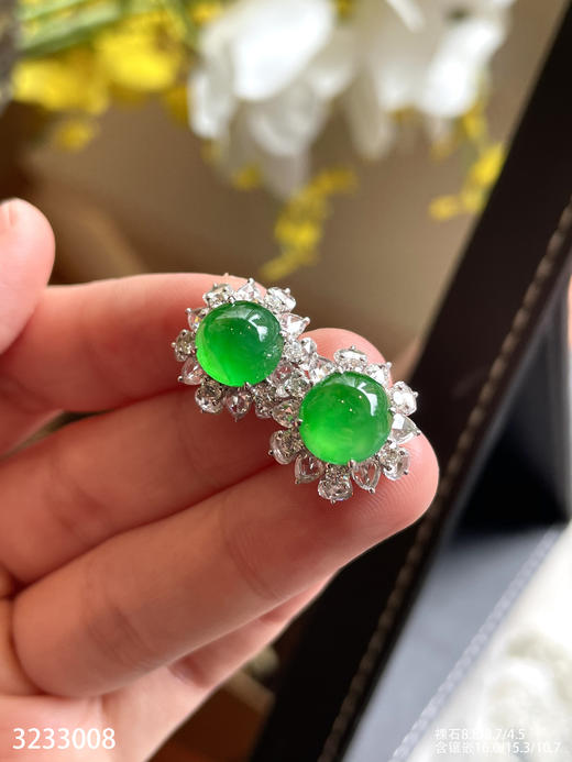 3233008，玻璃阳艳绿蛋面耳钉。具体价格微信咨询 商品图3
