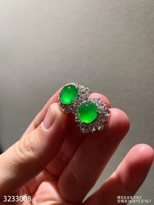 3233008，玻璃阳艳绿蛋面耳钉。具体价格微信咨询 商品图1