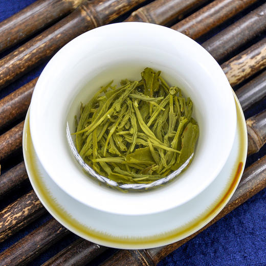 【中秋好礼！买二送一】杯口留香毛尖茶，绿叶嫩芽，采摘于茶雨前，鲜香清甜，口感醇厚。每一口都能感受到茶叶的精华，让你体验真正的茶道文化。50g/罐，带来健康与美味的享受！ 商品图2