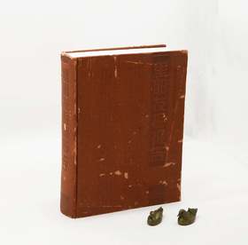 残书拯救，售出不退！！《里耶发掘报告》，精装，16开厚册，铜版彩印，岳麓书社2007年版，定价600，售价78元。品相如图。