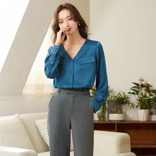 百姿 V领假口袋长袖衬衫女2023春季新款韩版纯色缎面宽松显瘦衬衣 商品图2