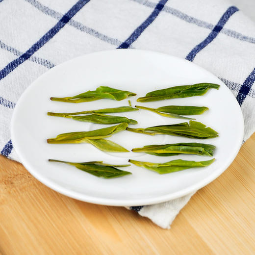 【杯口留香，中秋送礼佳品】茶香扑鼻，让人陶醉。白茶礼盒，故梦5罐装，共200g/套，让你的心意化为清新的茶香，传递给每一位重要的人。杯中之香，不仅是味觉享受，更是心灵的抚慰！ 商品图2