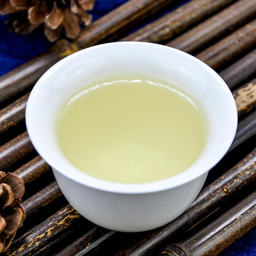 【中秋好礼！买二送一】杯口留香毛尖茶，绿叶嫩芽，采摘于茶雨前，鲜香清甜，口感醇厚。每一口都能感受到茶叶的精华，让你体验真正的茶道文化。50g/罐，带来健康与美味的享受！ 商品图3