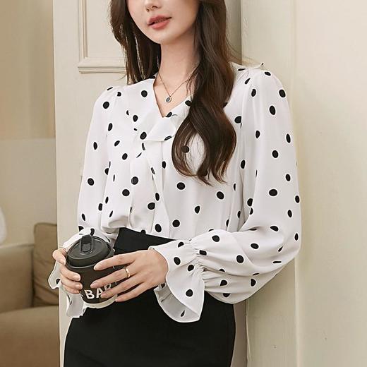 百姿 甜美波点喇叭袖衬衫2023秋季新款V领高级感雪纺衫女231305 商品图1